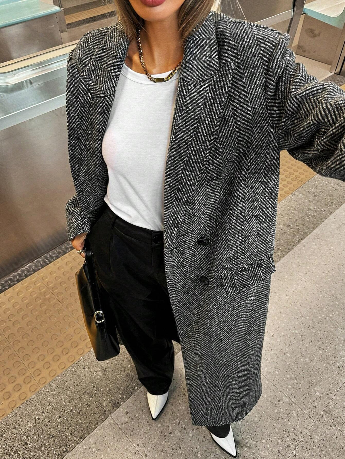 Women's Herringbone Lapel Long Sleeved Coat - VELORÉ