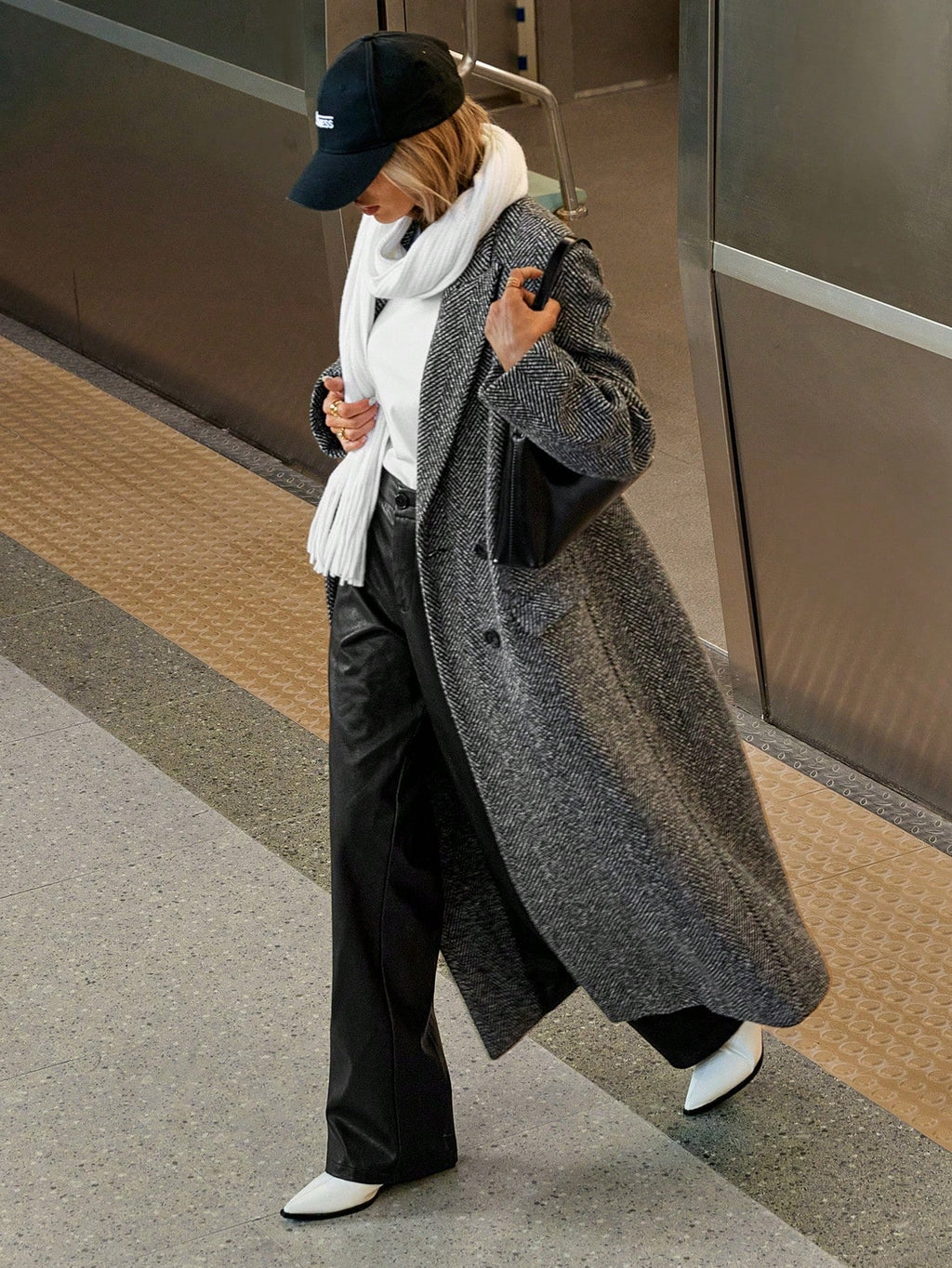Women's Herringbone Lapel Long Sleeved Coat - VELORÉ